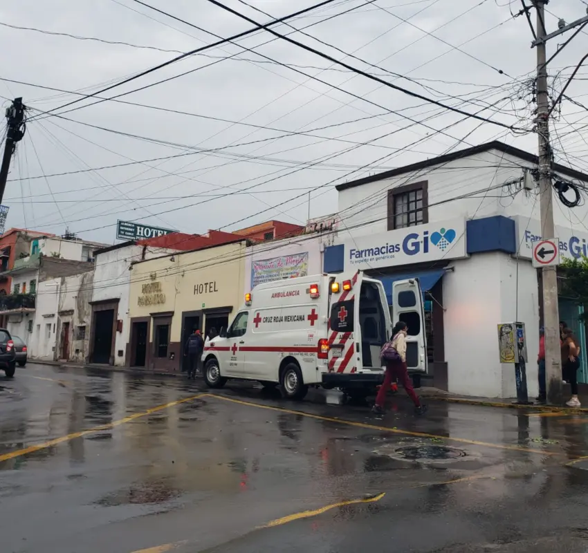 Hombre se desvanece en farmacia del Centro Histórico y es auxiliado por Cruz Roja