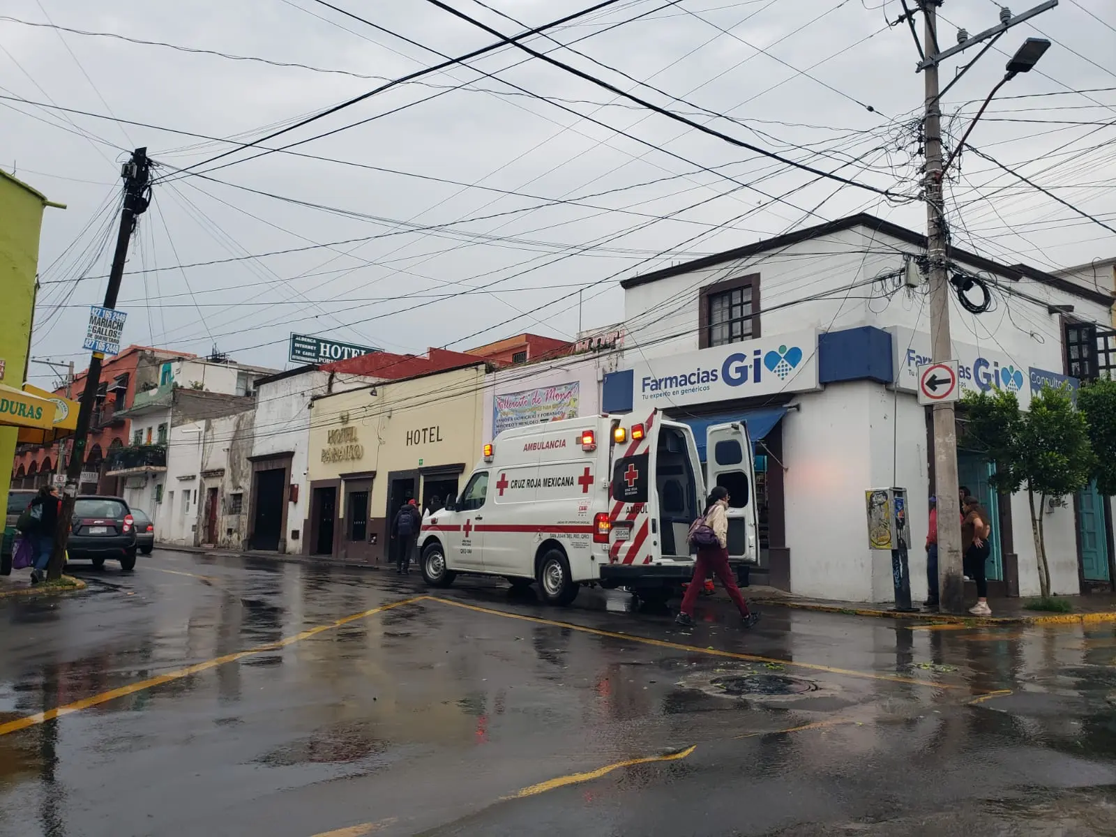 Hombre se desvanece en farmacia del Centro Histórico y es
