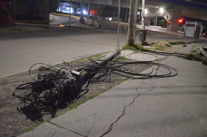 Jala cables y cae poste - Noticias de Querétaro
