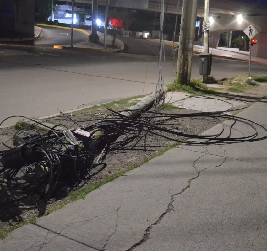 Jala cables y cae poste