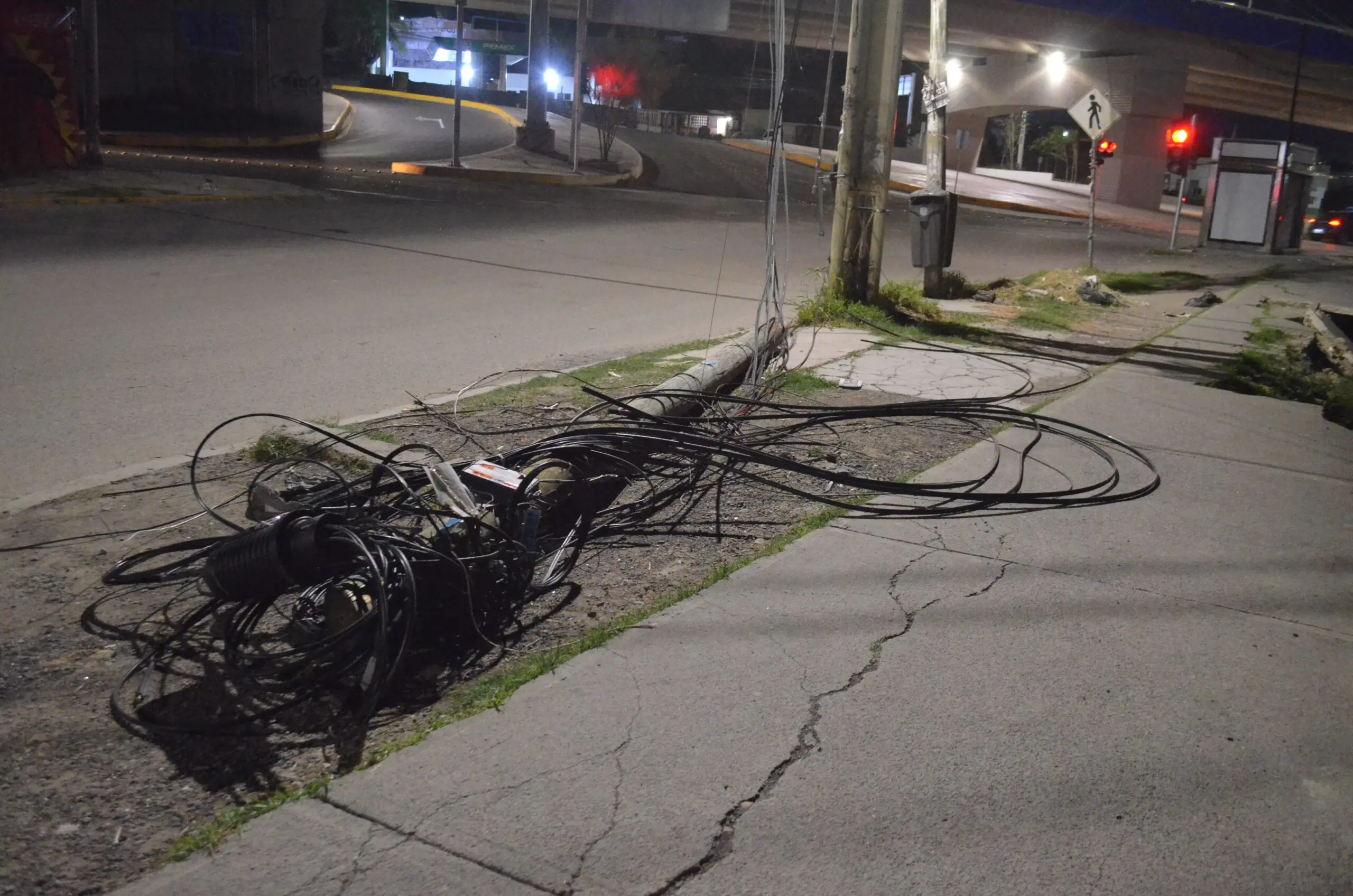 Jala cables y cae poste   Noticias de Querétaro