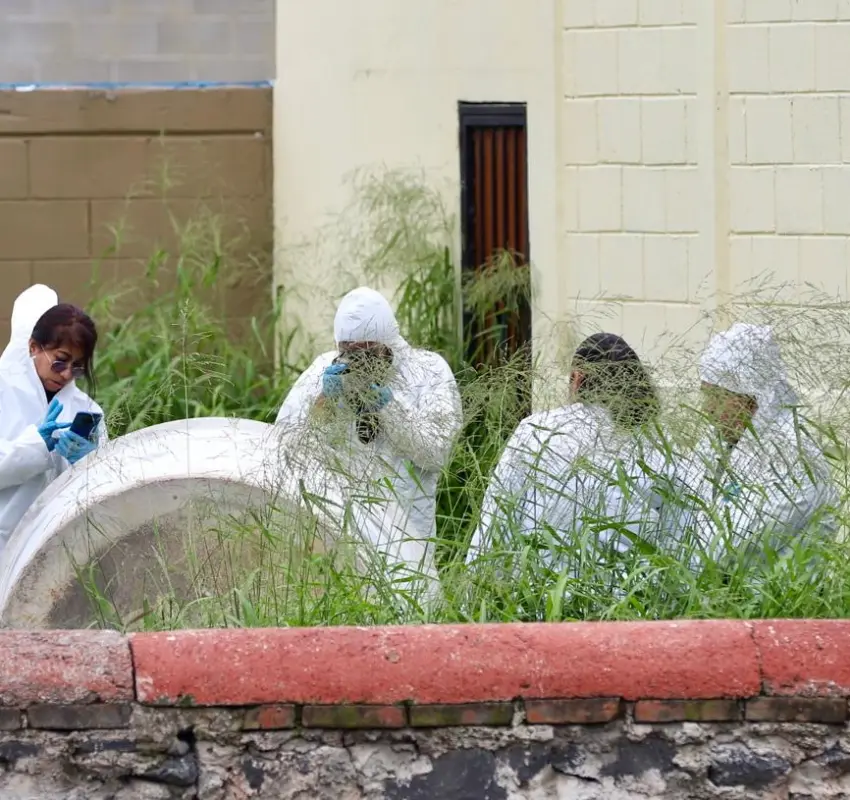 Localizan a un hombre sin vida dentro de un contenedor para agua 