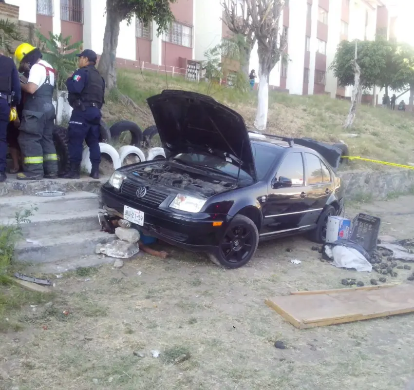 Mecánico murió aplastado por un auto que reparaba