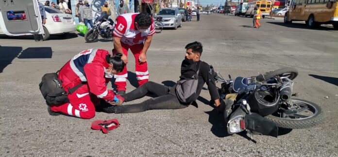 Choque deja a motociclista lesionado