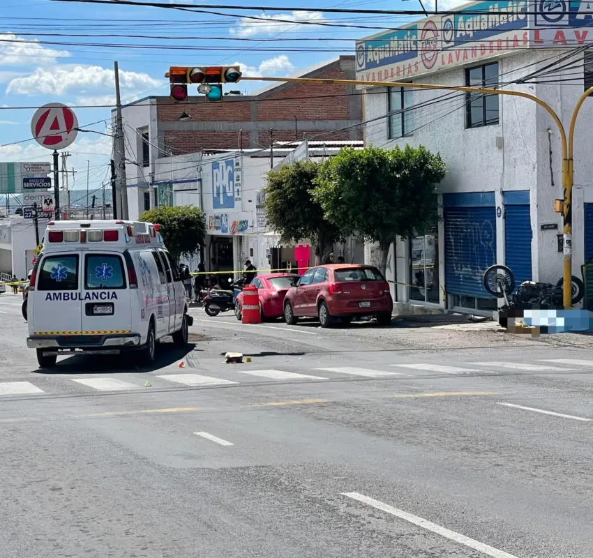 Muere al chocar su moto contra ambulancia