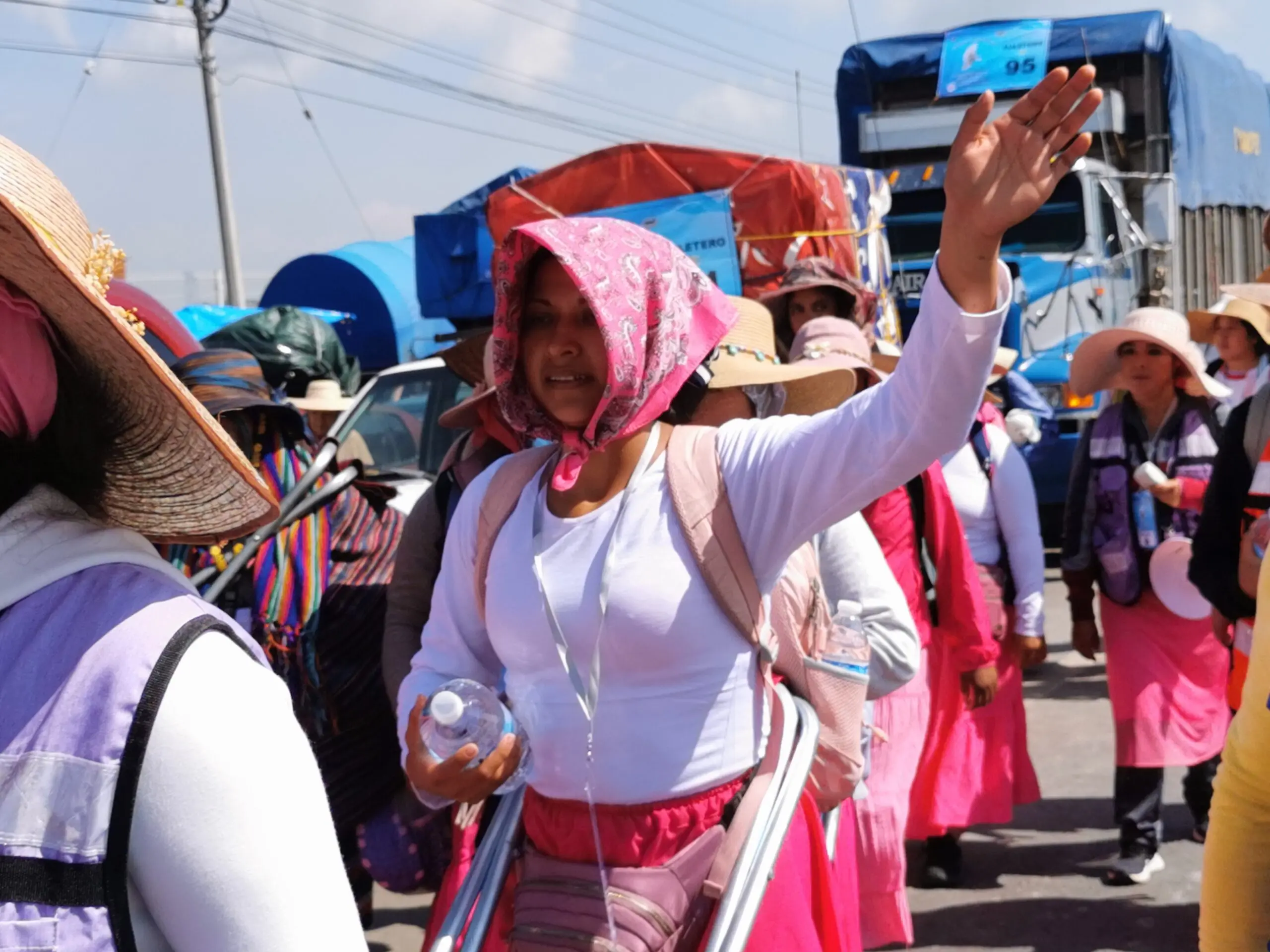 Pese a las dificultades del camino las peregrinas avanzan al