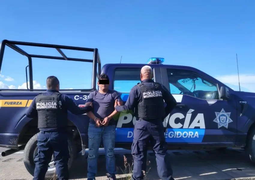 Policías de Corregidora asegura unidad de carga, dos masculinos y una bodega posiblemente vinculada a hechos ilícitos