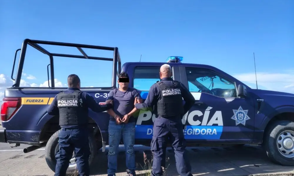 Policías de Corregidora asegura unidad de carga dos masculinos y
