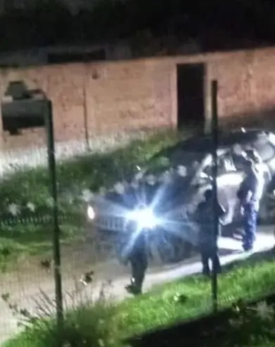 Policías municipales encuentran a hombre sin vida al interior de una camioneta
