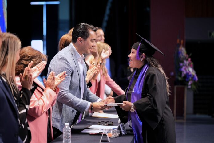 Reconoce Felifer el esfuerzo de graduadas de la Universidad de las ...