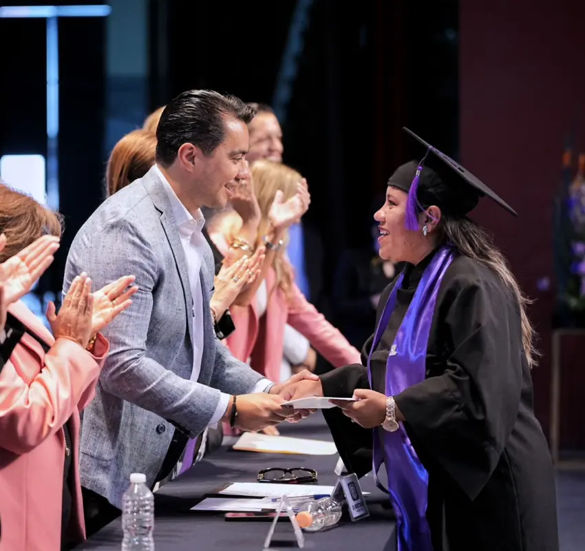 Reconoce Felifer el esfuerzo de graduadas de la Universidad de las Mujeres 2021-2025