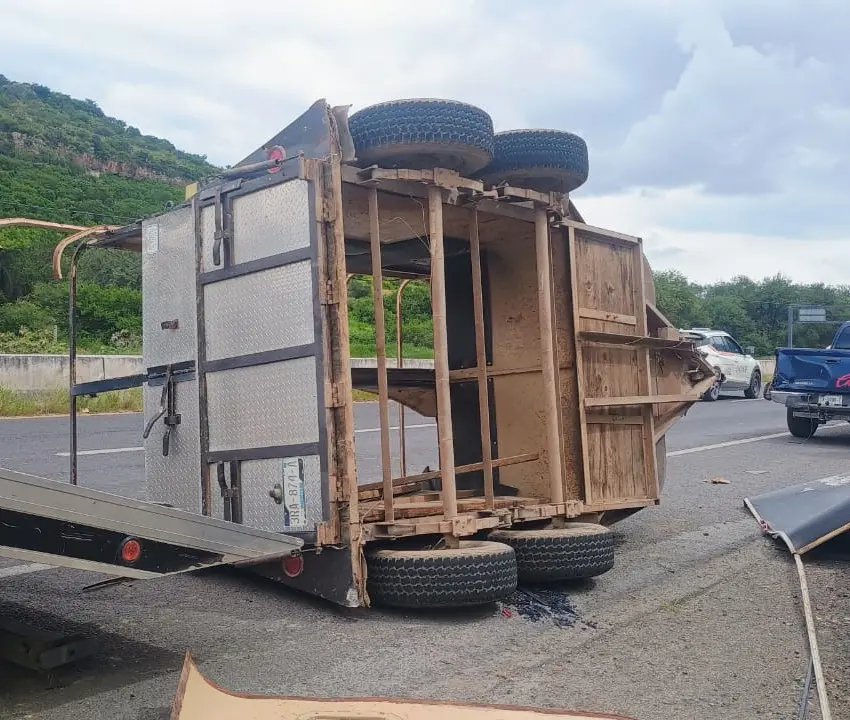 Remolque con caballo vuelca en la carretera San Juan del Río-Xilitla