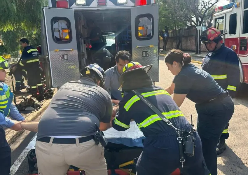 Rescatan a una persona que cayó a un dren pluvial en Claustros del Parque