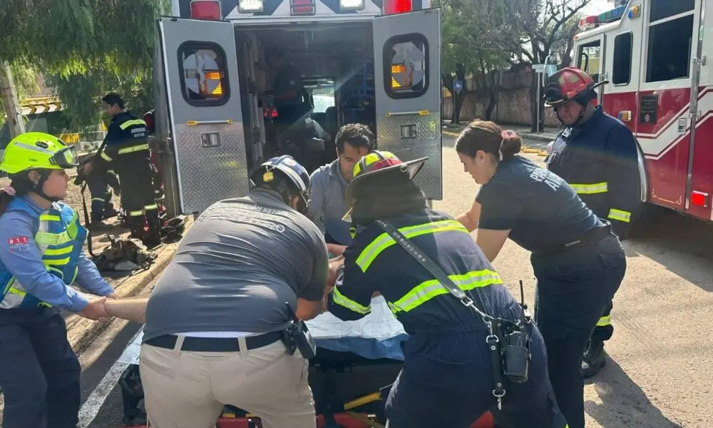 Rescatan a una persona que cayó a un dren pluvial en Claustros del