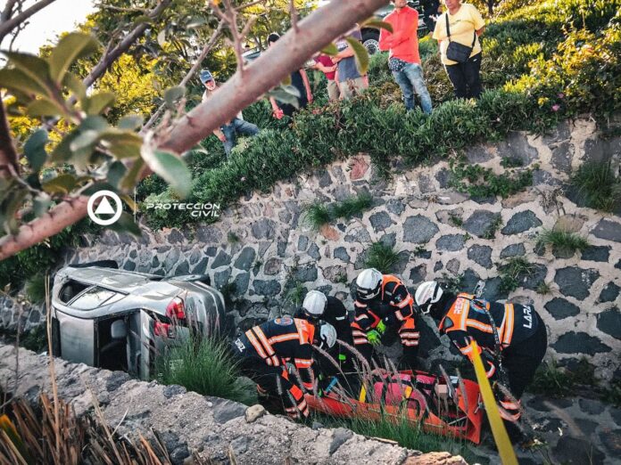 Rescatan automovilista tras caer en drenaje pluvial en Circuito ...