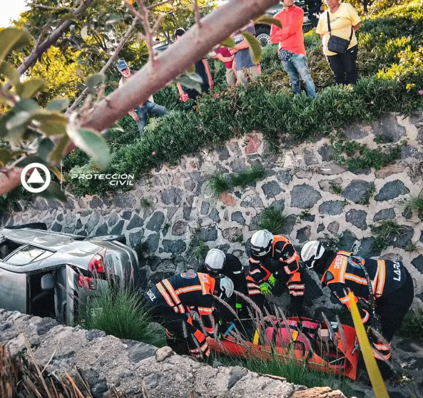 Rescatan automovilista tras caer en drenaje pluvial en Circuito Universidades