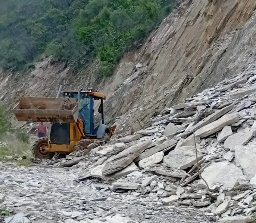 Restablecen acceso a la comunidad de El Mezquite, Pinal de Amoles tras retiro de rocas en camino principal