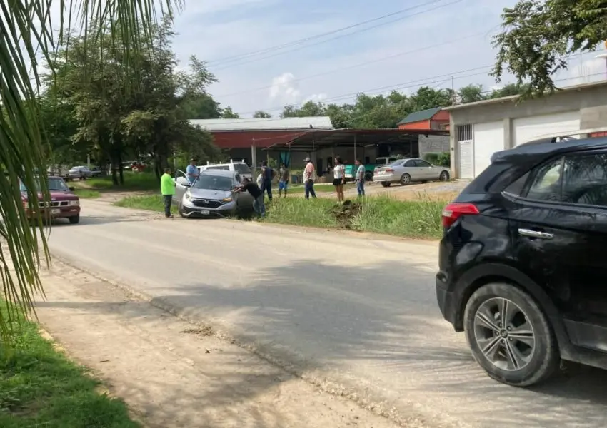 Sale de la carpeta asfáltica al derrapar en pavimento mojado