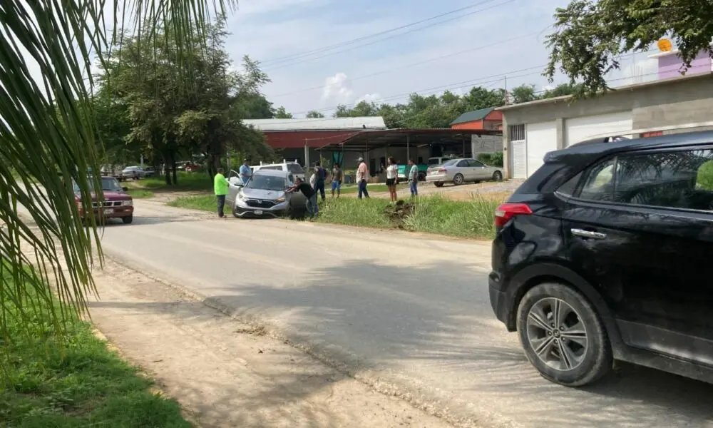 Sale de la carpeta asfáltica al derrapar en pavimento mojado