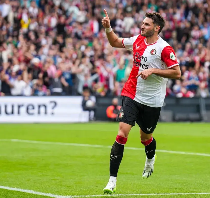 Santiago Giménez vuelve a Feyernoord para recibir homenaje de despedida