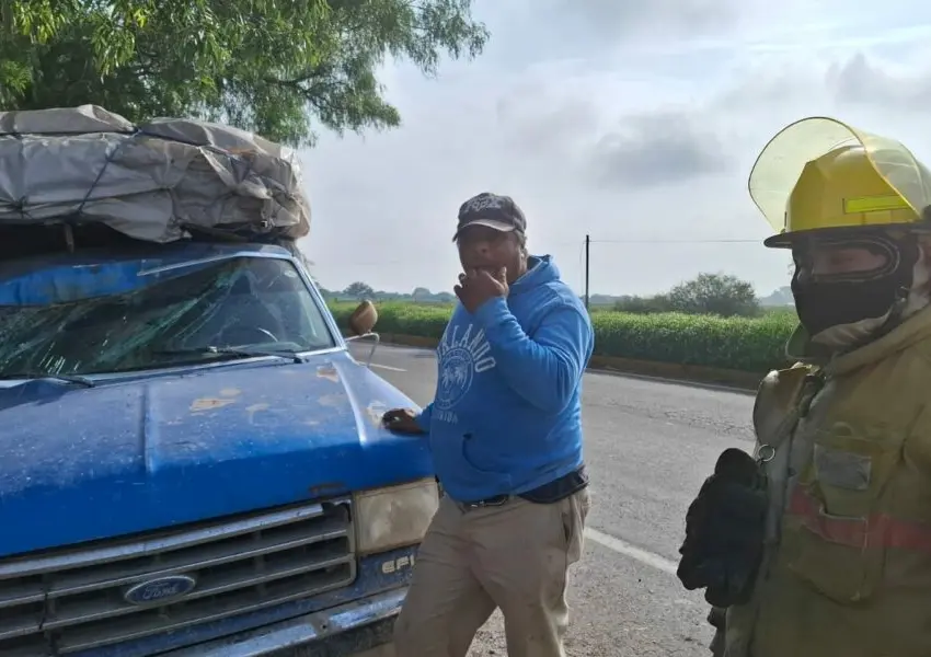 Se accidenta camioneta en la que viajaban 10 trabajdores