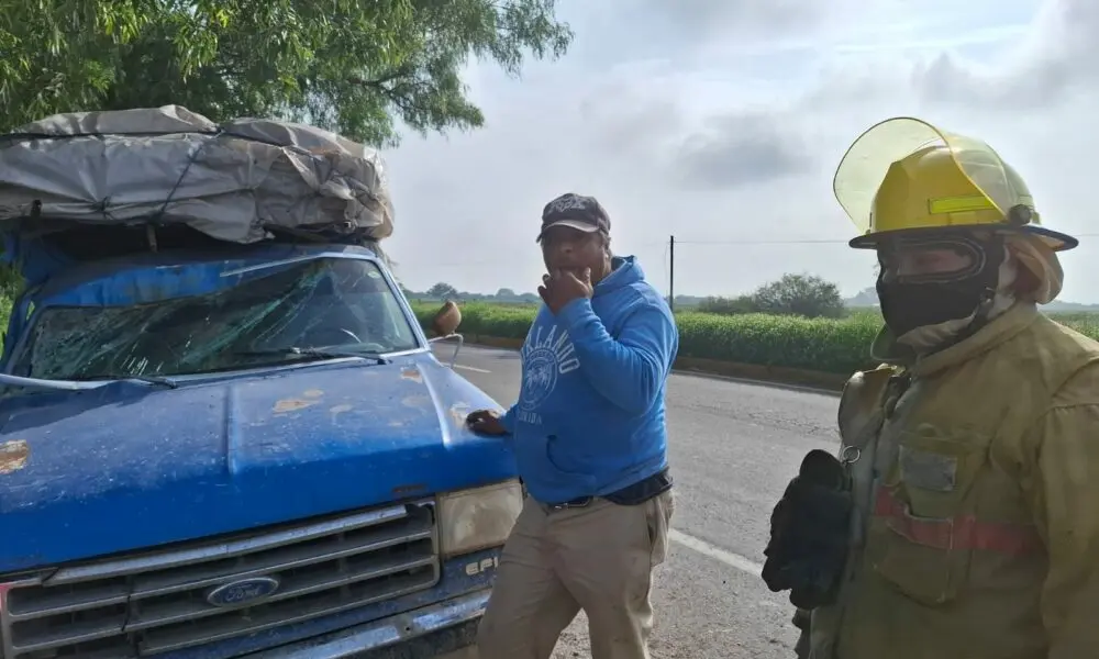 Se accidenta camioneta en la que viajaban 10 trabajdores