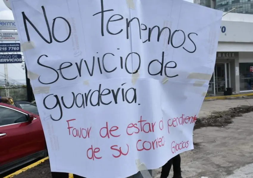 Se desploman bardas de guardería y agencia de autos en la San Pablo