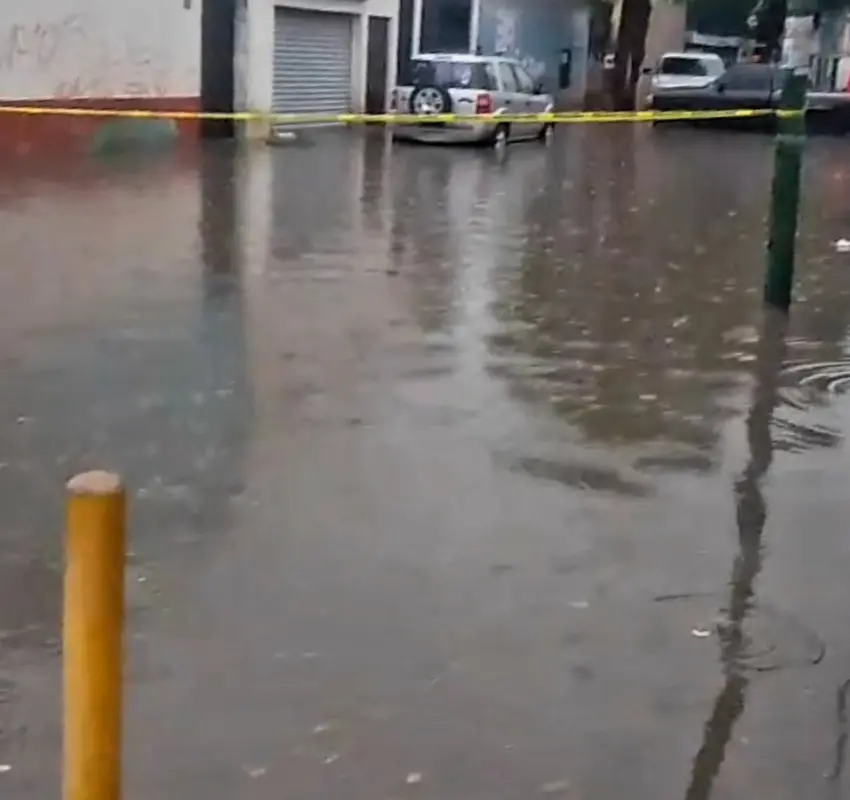 Tormenta vespertina causa bloqueos por inundaciones y deja daños para automovilistas