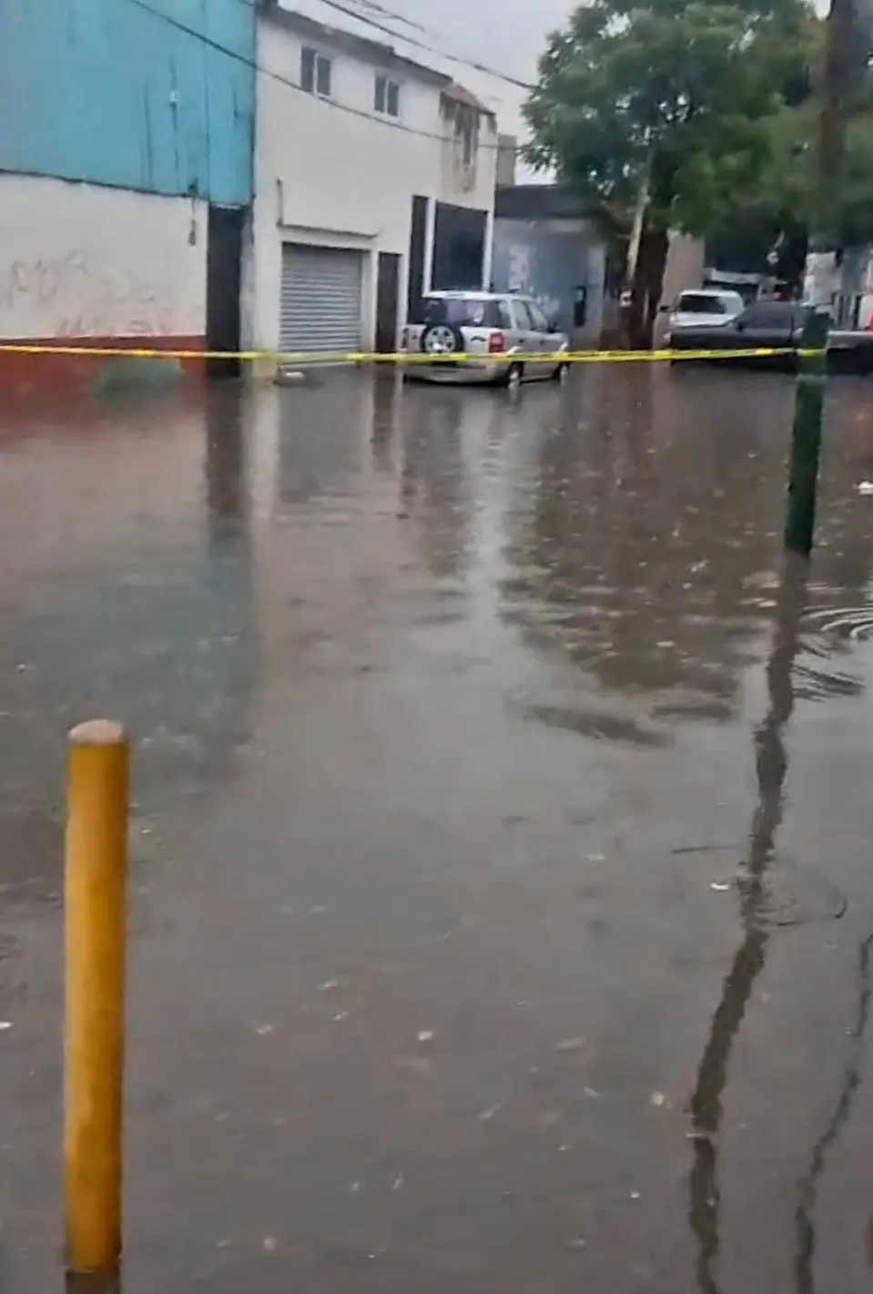 Tormenta vespertina causa bloqueos por inundaciones y deja daños