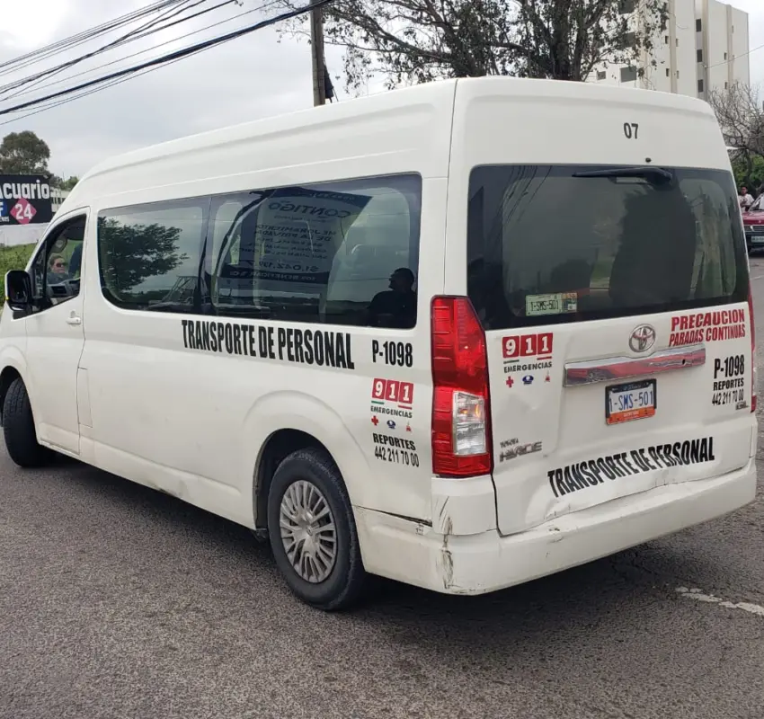 Torton choca por alcance contra camioneta Van