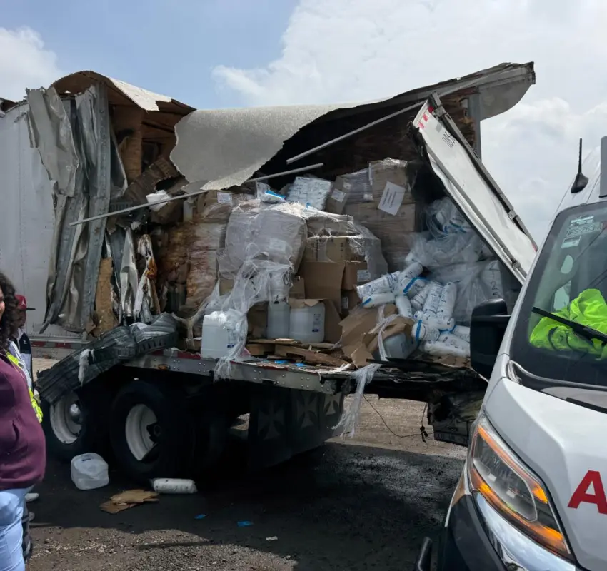 Tracto sale del camino y choca contra vehículos estacionados