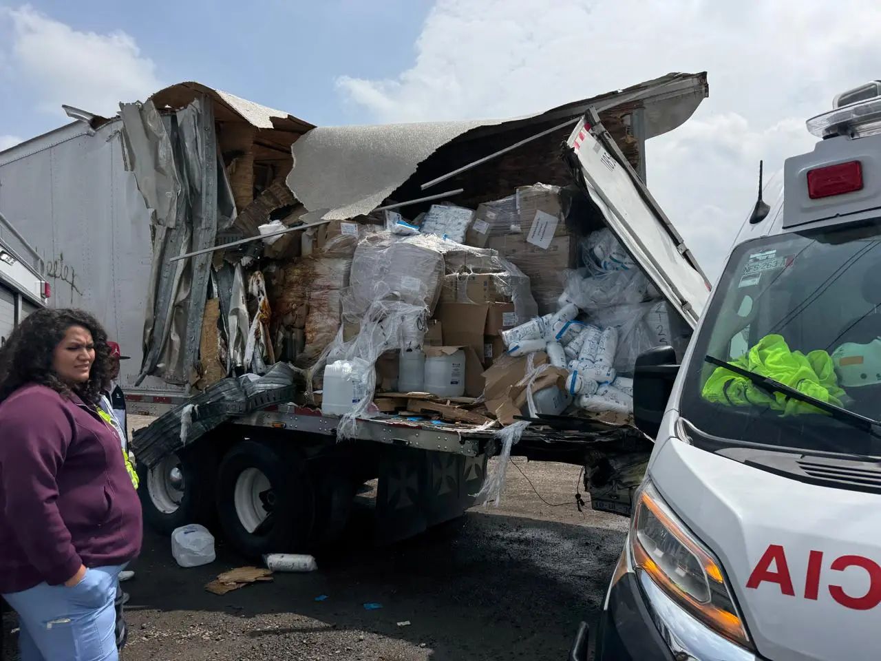 Tracto sale del camino y choca contra vehículos estacionados