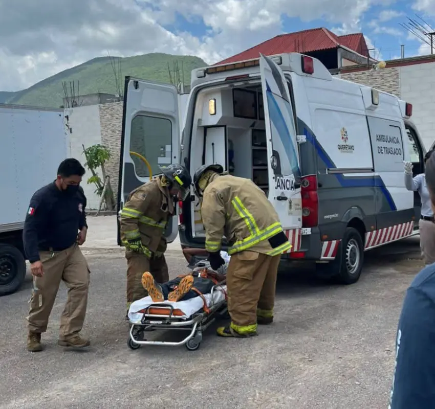 Trasladan a masculino con picaduras de abeja de Landa de Matamoros al hospital de Jalpan