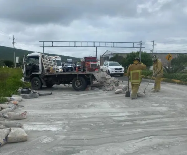 Vuelca camioneta con bultos de cemento en la carretera San Juan del Río–Xilitla