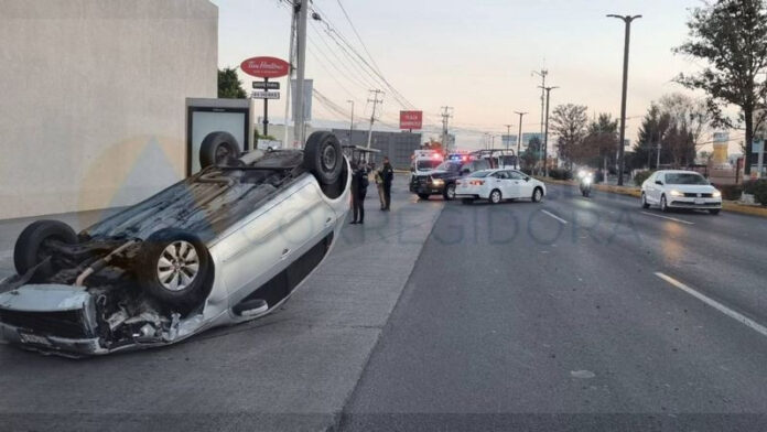 Chocan y uno vuelca en Paseo Constituyentes de Corregidora, Querétaro