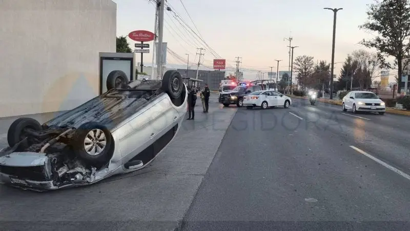 Vuelca en Paseo Constituyentes