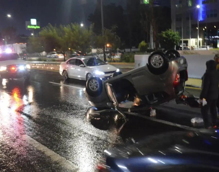 Vuelca en plena hora pico