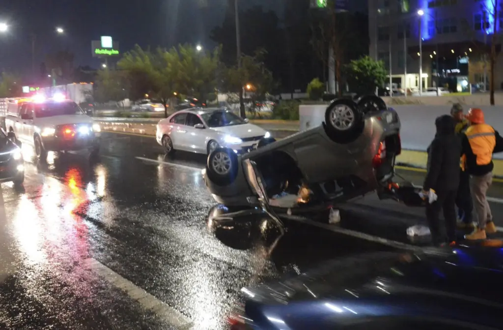 Vuelca en plena hora pico   Noticias de Querétaro