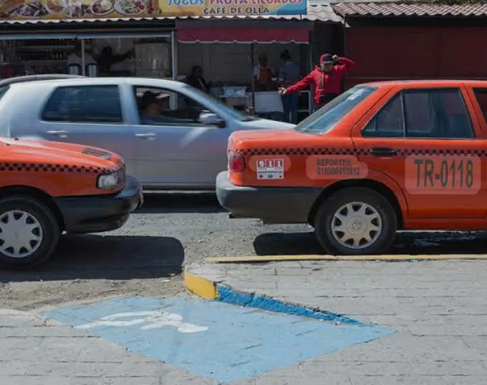 A punta de pistola le quitaron su taxi   Noticias de Querétaro
