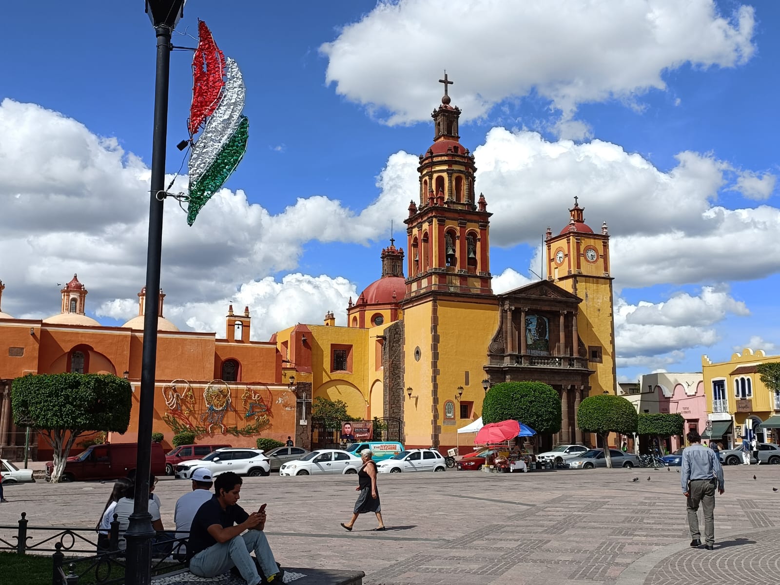 Alistan adornos patrios - Noticias de Querétaro