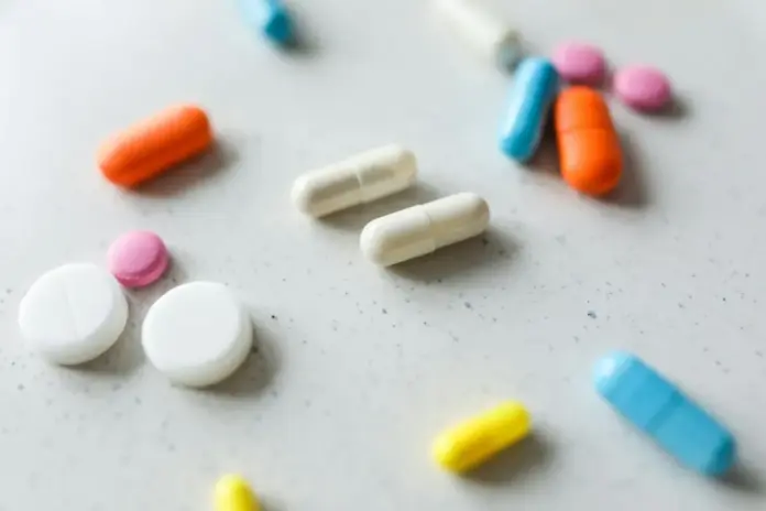 Antibióticos inteligentes: IA contra la resistencia antimicrobiana -