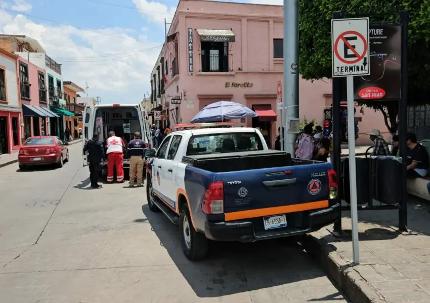 Atienden a joven que sufrió caída en el centro de SJR