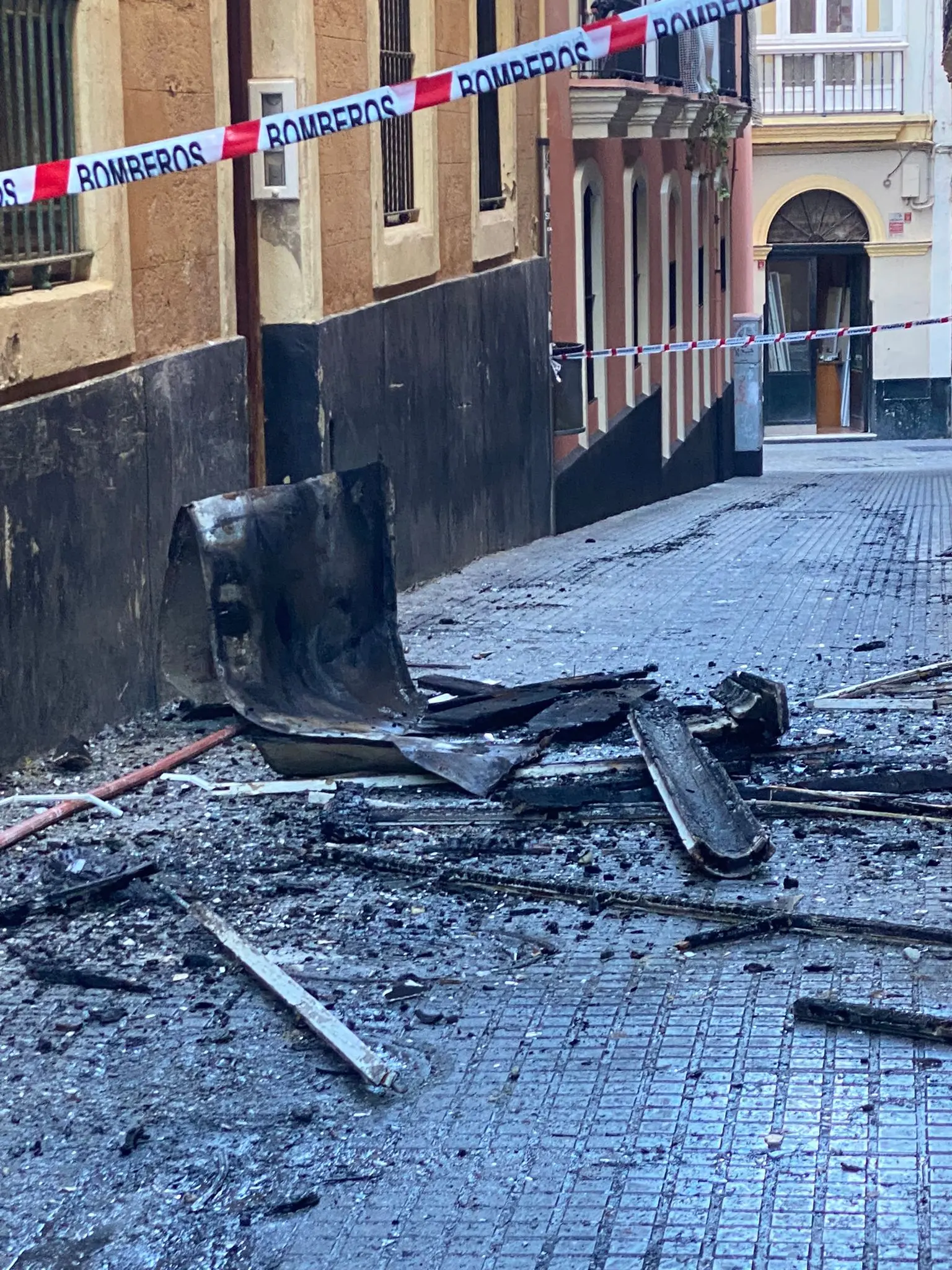 Grave incendio con 1 herido y 4 personas afectadas en una finca de