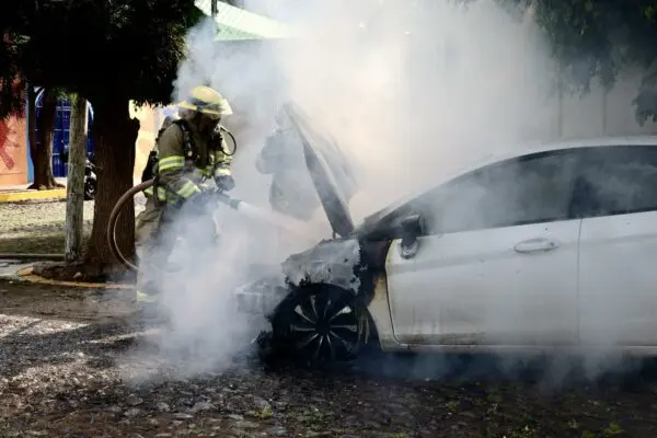 Auto estacionado consumido por el fuego