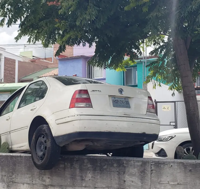 Auto estacionado sufre falla y casi cae a canal de agua pluviales