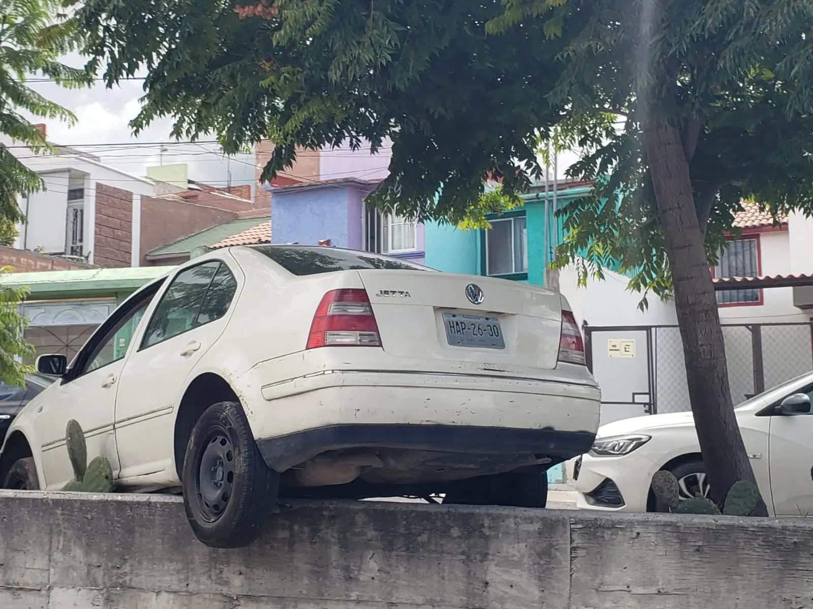 Auto estacionado sufre falla y casi cae a canal de agua pluviales