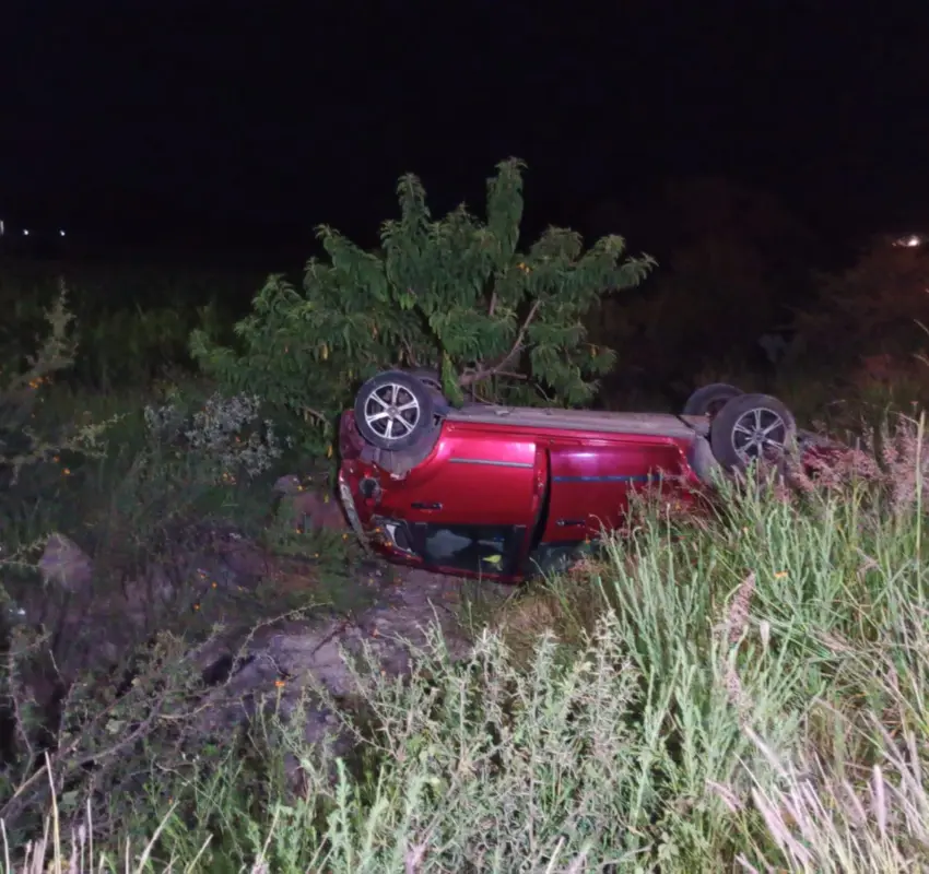 Auto vuelca al ser chocado por camioneta pasajera