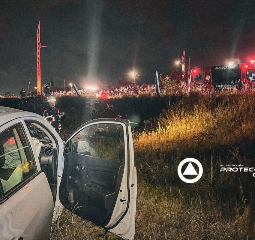 Automóvil vuelca en Paseo Centenario del Ejército Mexicano