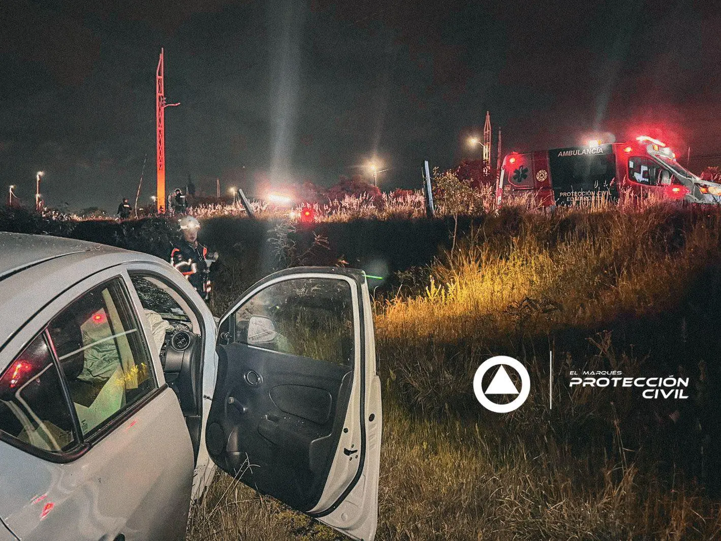 Automóvil vuelca en Paseo Centenario del Ejército Mexicano |