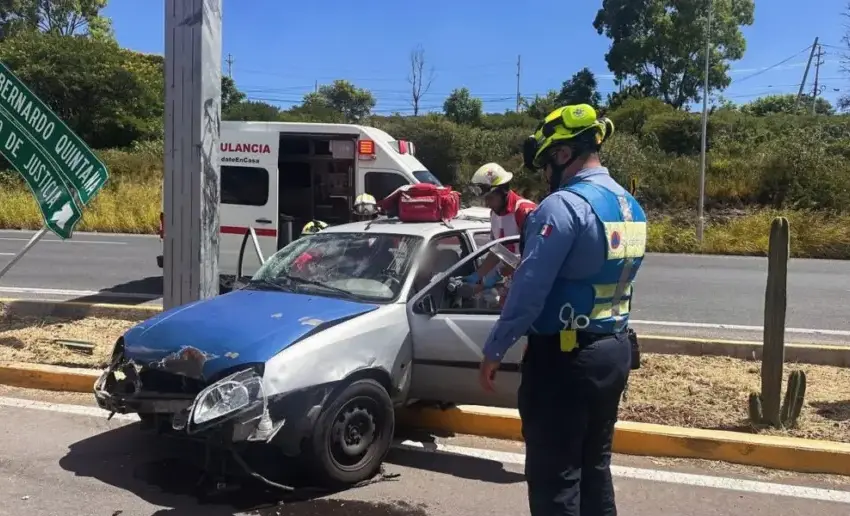 Automovilista choca con señalética en la estatal 400
